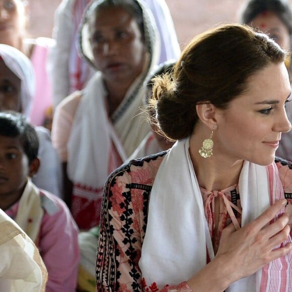 Kate Middleton et le prince William ont visité le 13 avril 2016 le village de Panbari dans le parc national Kaziranga, dans l'Etat d'Assam, au quatrième jour de leur tournée officielle en Inde.