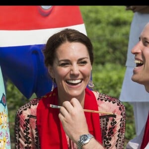 Kate Middleton et le prince William, lors de leur visite de la Fondation Mark Shand, défunt oncle de William, ont apporté leur touche à l'une des 300 statues d'éléphants réalisées pour une parade de levée de fonds, le 13 avril 2016 dans le parc Kaziranga dans l'Etat d'Assam en Inde, au quatrième jour de leur tournée officielle. © Stephen Lock / Zuma Press / Bestimage