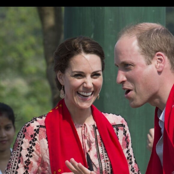 Kate Middleton et le prince William, lors de leur visite de la Fondation Mark Shand, défunt oncle de William, ont apporté leur touche à l'une des 300 statues d'éléphants réalisées pour une parade de levée de fonds, le 13 avril 2016 dans le parc Kaziranga dans l'Etat d'Assam en Inde, au quatrième jour de leur tournée officielle. © Stephen Lock / Zuma Press / Bestimage