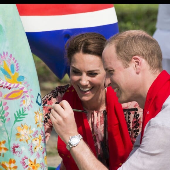 Kate Middleton et le prince William, lors de leur visite de la Fondation Mark Shand, défunt oncle de William, ont apporté leur touche à l'une des 300 statues d'éléphants réalisées pour une parade de levée de fonds, le 13 avril 2016 dans le parc Kaziranga dans l'Etat d'Assam en Inde, au quatrième jour de leur tournée officielle. © Stephen Lock / Zuma Press / Bestimage