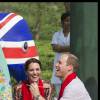 Kate Middleton et le prince William, lors de leur visite de la Fondation Mark Shand, défunt oncle de William, ont apporté leur touche à l'une des 300 statues d'éléphants réalisées pour une parade de levée de fonds, le 13 avril 2016 dans le parc Kaziranga dans l'Etat d'Assam en Inde, au quatrième jour de leur tournée officielle. © Stephen Lock / Zuma Press / Bestimage