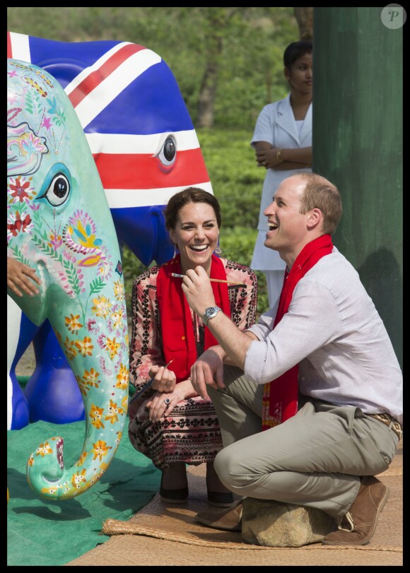 Kate Middleton et le prince William, lors de leur visite de la Fondation Mark Shand, défunt oncle de William, ont apporté leur touche à l'une des 300 statues d'éléphants réalisées pour une parade de levée de fonds, le 13 avril 2016 dans le parc Kaziranga dans l'Etat d'Assam en Inde, au quatrième jour de leur tournée officielle. © Stephen Lock / Zuma Press / Bestimage