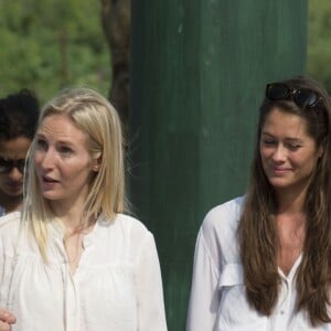 Kate Middleton (qui parle ici avec Ruth Powys, dernière compagne de Mark Shand) et le prince William, lors de leur visite de la Fondation Mark Shand, défunt oncle de William, ont apporté leur touche à l'une des 300 statues d'éléphants réalisées pour une parade de levée de fonds, le 13 avril 2016 dans le parc Kaziranga dans l'Etat d'Assam en Inde, au quatrième jour de leur tournée officielle. © Stephen Lock / Zuma Press / Bestimage