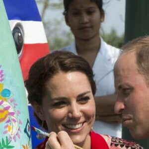 Kate Middleton et le prince William ont profité de leur visite de la Fondation Mark Shand, défunt oncle de William, pour finir de peindre une des 300 statues d'éléphants réalisées pour une parade de levée de fonds, le 13 avril 2016 dans le parc Kaziranga dans l'Etat d'Assam en Inde, au quatrième jour de leur tournée officielle.