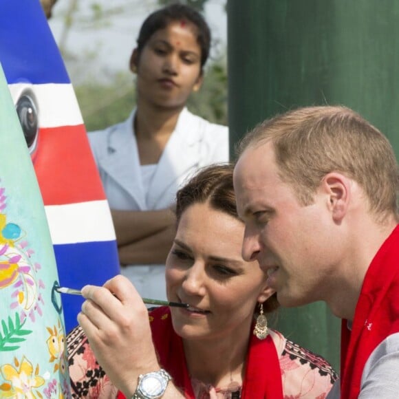 Kate Middleton et le prince William ont profité de leur visite de la Fondation Mark Shand, défunt oncle de William, pour finir de peindre une des 300 statues d'éléphants réalisées pour une parade de levée de fonds, le 13 avril 2016 dans le parc Kaziranga dans l'Etat d'Assam en Inde, au quatrième jour de leur tournée officielle.