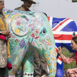 Kate Middleton et le prince William ont profité de leur visite de la Fondation Mark Shand, défunt oncle de William, pour finir de peindre une des 300 statues d'éléphants réalisées pour une parade de levée de fonds, le 13 avril 2016 dans le parc Kaziranga dans l'Etat d'Assam en Inde, au quatrième jour de leur tournée officielle.