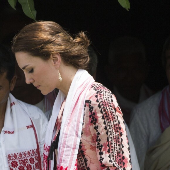 Le prince William, duc de Cambridge, et Kate Middleton, duchesse de Cambridge, visitent le village Pan Bari dans le parc national de Kaziranga, à l'occasion de leur voyage en Inde. Le couple a dû retirer ses chaussures pour aller dans une salle de prière. Le 13 avril 2016 © Stephen Lock / Zuma Press / Bestimage