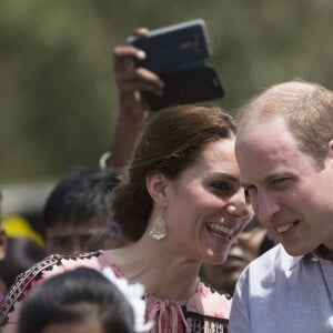 Le prince William, duc de Cambridge, et Kate Middleton, duchesse de Cambridge, visitent le village Pan Bari dans le parc national de Kaziranga, à l'occasion de leur voyage en Inde. Le couple a dû retirer ses chaussures pour aller dans une salle de prière. Le 13 avril 2016 © Stephen Lock / Zuma Press / Bestimage