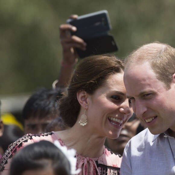 Le prince William, duc de Cambridge, et Kate Middleton, duchesse de Cambridge, visitent le village Pan Bari dans le parc national de Kaziranga, à l'occasion de leur voyage en Inde. Le couple a dû retirer ses chaussures pour aller dans une salle de prière. Le 13 avril 2016 © Stephen Lock / Zuma Press / Bestimage