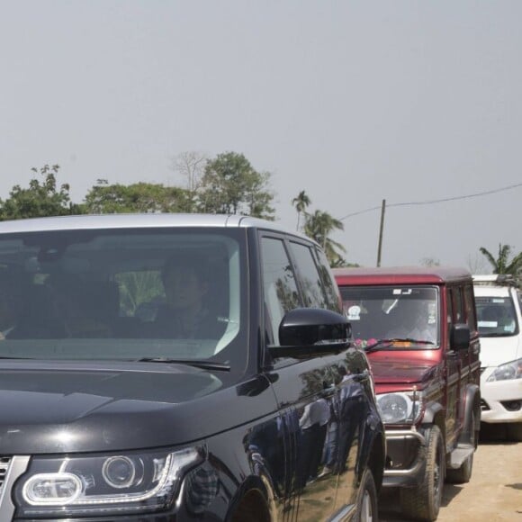 Le prince William, duc de Cambridge, et Kate Middleton, duchesse de Cambridge, visitent le village Pan Bari dans le parc national de Kaziranga, à l'occasion de leur voyage en Inde. Le couple a dû retirer ses chaussures pour aller dans une salle de prière. Le 13 avril 2016 © Stephen Lock / Zuma Press / Bestimage