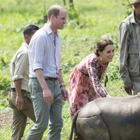 Le prince William, duc de Cambridge, et Kate Catherine Middleton, duchesse de Cambridge, visitent un centre de réhabilitation et de conversation de la faune et de la flore à Kaziranga, à l'occasion de leur voyage en Inde. Ils ont ainsi pu donner le biberon à des bébés rhinocéros. Le 13 avril 2016  The Duke and Duchess of Cambridge during a visit to the Centre for Wildlife Rehabilitation and Conservation in Kaziranga, India, on day four of the Royal tour to India and Bhutan.13/04/2016 - Kaziranga