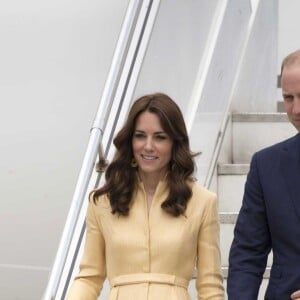 Le prince William, duc de Cambridge, et Kate Catherine Middleton, duchesse de Cambridge, arrivent à l'aéroport de Paro, à l'occasion de leur voyage au Bhoutan. Le 14 avril 2016  April 14th 2016. The Duke and Duchess of Cambridge arriving at Bhutan airport on day five of their tour of India and Bhutan14/04/2016 - Paro