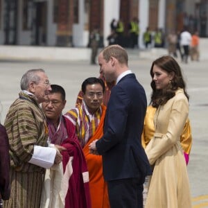 Le prince William, duc de Cambridge, et Kate Catherine Middleton, duchesse de Cambridge, arrivent à l'aéroport de Paro, à l'occasion de leur voyage au Bhoutan. Le 14 avril 2016  April 14th 2016. The Duke and Duchess of Cambridge arriving at Bhutan airport on day five of their tour of India and Bhutan14/04/2016 - Paro