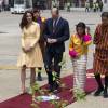 Le prince William, duc de Cambridge, et Kate Catherine Middleton, duchesse de Cambridge, arrivent à l'aéroport de Paro, à l'occasion de leur voyage au Bhoutan. Le 14 avril 2016  April 14th 2016. The Duke and Duchess of Cambridge arriving at Bhutan airport on day five of their tour of India and Bhutan14/04/2016 - Paro