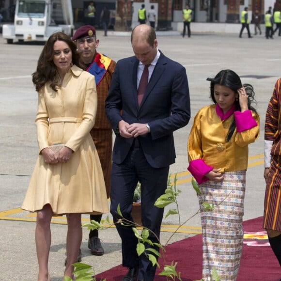 Le prince William, duc de Cambridge, et Kate Catherine Middleton, duchesse de Cambridge, arrivent à l'aéroport de Paro, à l'occasion de leur voyage au Bhoutan. Le 14 avril 2016  April 14th 2016. The Duke and Duchess of Cambridge arriving at Bhutan airport on day five of their tour of India and Bhutan14/04/2016 - Paro