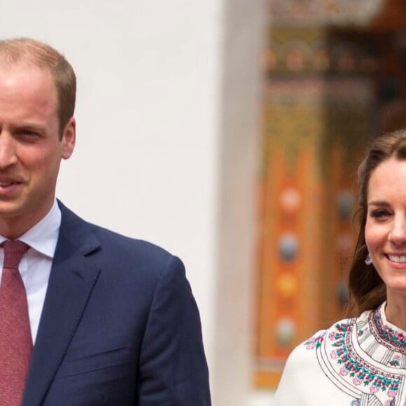 Le prince William, duc de Cambridge, et Kate Catherine Middleton, duchesse de Cambridge, arrivent à la cérémonie de bienvenue au monastère Tashichhodzong à Thimphu, à l'occasion de leur voyage au Bhoutan. Le couple princier sera reçu en audience privée par le roi Jigme Khesar Namgyel Wangchuck et la reine Jetsun Pema. Le 14 avril 2016  13th April 2016 Thimphu Bhutan Britain's Prince William and Catherine, Duchess of Cambridge, are welcomed by a Chipdrel procession of musicians leading into Tashichho Dzong. They will have a private audience with Their Majesties The King and Queen of Bhutan, who will then escort them through the series of courtyards to the Temple for the lighting of butter candles.14/04/2016 - Thimphu