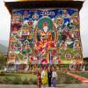 Le prince William, duc de Cambridge, et Kate Catherine Middleton, duchesse de Cambridge, arrivent à la cérémonie de bienvenue au monastère Tashichhodzong à Thimphu, à l'occasion de leur voyage au Bhoutan. Le couple princier sera reçu en audience privée par le roi Jigme Khesar Namgyel Wangchuck et la reine Jetsun Pema. Le 14 avril 2016  13th April 2016 Thimphu Bhutan Britain's Prince William and Catherine, Duchess of Cambridge, are welcomed by a Chipdrel procession of musicians leading into Tashichho Dzong. They will have a private audience with Their Majesties The King and Queen of Bhutan, who will then escort them through the series of courtyards to the Temple for the lighting of butter candles.14/04/2016 - Thimphu