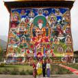 Le prince William, duc de Cambridge, et Kate Catherine Middleton, duchesse de Cambridge, arrivent à la cérémonie de bienvenue au monastère Tashichhodzong à Thimphu, à l'occasion de leur voyage au Bhoutan. Le couple princier sera reçu en audience privée par le roi Jigme Khesar Namgyel Wangchuck et la reine Jetsun Pema. Le 14 avril 2016  13th April 2016 Thimphu Bhutan Britain's Prince William and Catherine, Duchess of Cambridge, are welcomed by a Chipdrel procession of musicians leading into Tashichho Dzong. They will have a private audience with Their Majesties The King and Queen of Bhutan, who will then escort them through the series of courtyards to the Temple for the lighting of butter candles.14/04/2016 - Thimphu