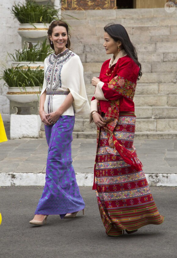 Le prince William, duc de Cambridge, et Kate Catherine Middleton, duchesse de Cambridge, arrivent à la cérémonie de bienvenue au monastère Tashichhodzong à Thimphu, à l'occasion de leur voyage au Bhoutan. Le couple princier sera reçu en audience privée par le roi Jigme Khesar Namgyel Wangchuck et la reine Jetsun Pema. Le 14 avril 2016  13th April 2016 Thimphu Bhutan Britain's Prince William and Catherine, Duchess of Cambridge, are welcomed by a Chipdrel procession of musicians leading into Tashichho Dzong. They will have a private audience with Their Majesties The King and Queen of Bhutan, who will then escort them through the series of courtyards to the Temple for the lighting of butter candles.14/04/2016 - Thimphu