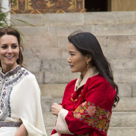 Le prince William, duc de Cambridge, et Kate Catherine Middleton, duchesse de Cambridge, arrivent à la cérémonie de bienvenue au monastère Tashichhodzong à Thimphu, à l'occasion de leur voyage au Bhoutan. Le couple princier sera reçu en audience privée par le roi Jigme Khesar Namgyel Wangchuck et la reine Jetsun Pema. Le 14 avril 2016  13th April 2016 Thimphu Bhutan Britain's Prince William and Catherine, Duchess of Cambridge, are welcomed by a Chipdrel procession of musicians leading into Tashichho Dzong. They will have a private audience with Their Majesties The King and Queen of Bhutan, who will then escort them through the series of courtyards to the Temple for the lighting of butter candles.14/04/2016 - Thimphu