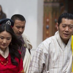 Le prince William, duc de Cambridge, et Kate Catherine Middleton, duchesse de Cambridge, arrivent à la cérémonie de bienvenue au monastère Tashichhodzong à Thimphu, à l'occasion de leur voyage au Bhoutan. Le couple princier sera reçu en audience privée par le roi Jigme Khesar Namgyel Wangchuck et la reine Jetsun Pema. Le 14 avril 2016  13th April 2016 Thimphu Bhutan Britain's Prince William and Catherine, Duchess of Cambridge, are welcomed by a Chipdrel procession of musicians leading into Tashichho Dzong. They will have a private audience with Their Majesties The King and Queen of Bhutan, who will then escort them through the series of courtyards to the Temple for the lighting of butter candles.14/04/2016 - Thimphu