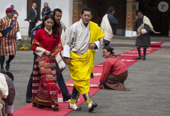 Le prince William, duc de Cambridge, et Kate Catherine Middleton, duchesse de Cambridge, arrivent à la cérémonie de bienvenue au monastère Tashichhodzong à Thimphu, à l'occasion de leur voyage au Bhoutan. Le couple princier sera reçu en audience privée par le roi Jigme Khesar Namgyel Wangchuck et la reine Jetsun Pema. Le 14 avril 2016  13th April 2016 Thimphu Bhutan Britain's Prince William and Catherine, Duchess of Cambridge, are welcomed by a Chipdrel procession of musicians leading into Tashichho Dzong. They will have a private audience with Their Majesties The King and Queen of Bhutan, who will then escort them through the series of courtyards to the Temple for the lighting of butter candles.14/04/2016 - Thimphu