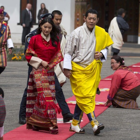 Le prince William, duc de Cambridge, et Kate Catherine Middleton, duchesse de Cambridge, arrivent à la cérémonie de bienvenue au monastère Tashichhodzong à Thimphu, à l'occasion de leur voyage au Bhoutan. Le couple princier sera reçu en audience privée par le roi Jigme Khesar Namgyel Wangchuck et la reine Jetsun Pema. Le 14 avril 2016  13th April 2016 Thimphu Bhutan Britain's Prince William and Catherine, Duchess of Cambridge, are welcomed by a Chipdrel procession of musicians leading into Tashichho Dzong. They will have a private audience with Their Majesties The King and Queen of Bhutan, who will then escort them through the series of courtyards to the Temple for the lighting of butter candles.14/04/2016 - Thimphu