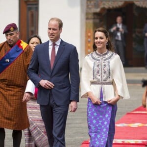 Le prince William, duc de Cambridge, et Kate Catherine Middleton, duchesse de Cambridge, arrivent à la cérémonie de bienvenue au monastère Tashichhodzong à Thimphu, à l'occasion de leur voyage au Bhoutan. Le couple princier sera reçu en audience privée par le roi Jigme Khesar Namgyel Wangchuck et la reine Jetsun Pema. Le 14 avril 2016  13th April 2016 Thimphu Bhutan Britain's Prince William and Catherine, Duchess of Cambridge, are welcomed by a Chipdrel procession of musicians leading into Tashichho Dzong. They will have a private audience with Their Majesties The King and Queen of Bhutan, who will then escort them through the series of courtyards to the Temple for the lighting of butter candles.14/04/2016 - Thimphu