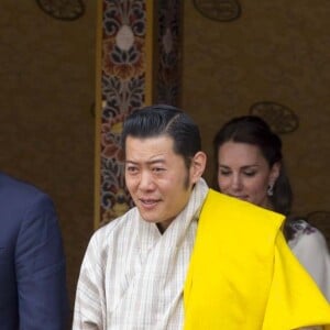 Le prince William, duc de Cambridge, et Kate Catherine Middleton, duchesse de Cambridge, arrivent à la cérémonie de bienvenue au monastère Tashichhodzong à Thimphu, à l'occasion de leur voyage au Bhoutan. Le couple princier sera reçu en audience privée par le roi Jigme Khesar Namgyel Wangchuck et la reine Jetsun Pema. Le 14 avril 2016  13th April 2016 Thimphu Bhutan Britain's Prince William and Catherine, Duchess of Cambridge, are welcomed by a Chipdrel procession of musicians leading into Tashichho Dzong. They will have a private audience with Their Majesties The King and Queen of Bhutan, who will then escort them through the series of courtyards to the Temple for the lighting of butter candles.14/04/2016 - Thimphu