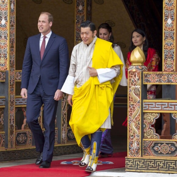 Le prince William, duc de Cambridge, et Kate Catherine Middleton, duchesse de Cambridge, arrivent à la cérémonie de bienvenue au monastère Tashichhodzong à Thimphu, à l'occasion de leur voyage au Bhoutan. Le couple princier sera reçu en audience privée par le roi Jigme Khesar Namgyel Wangchuck et la reine Jetsun Pema. Le 14 avril 2016  13th April 2016 Thimphu Bhutan Britain's Prince William and Catherine, Duchess of Cambridge, are welcomed by a Chipdrel procession of musicians leading into Tashichho Dzong. They will have a private audience with Their Majesties The King and Queen of Bhutan, who will then escort them through the series of courtyards to the Temple for the lighting of butter candles.14/04/2016 - Thimphu