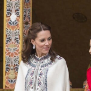 Le prince William, duc de Cambridge, et Kate Catherine Middleton, duchesse de Cambridge, arrivent à la cérémonie de bienvenue au monastère Tashichhodzong à Thimphu, à l'occasion de leur voyage au Bhoutan. Le couple princier sera reçu en audience privée par le roi Jigme Khesar Namgyel Wangchuck et la reine Jetsun Pema. Le 14 avril 2016  13th April 2016 Thimphu Bhutan Britain's Prince William and Catherine, Duchess of Cambridge, are welcomed by a Chipdrel procession of musicians leading into Tashichho Dzong. They will have a private audience with Their Majesties The King and Queen of Bhutan, who will then escort them through the series of courtyards to the Temple for the lighting of butter candles.14/04/2016 - Thimphu