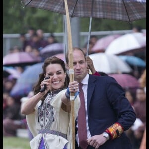 Kate Catherine Middleton, duchesse de Cambridge, s'exerce au tir à l'arc sous l'oeil amusé du prince William, duc de Cambridge, à Thimphou, à l'occasion de leur voyage officiel au Bhoutan. Le 14 avril 2016 © Stephen Lock / Zuma Press / Bestimage 14/04/2016 - Thimphou