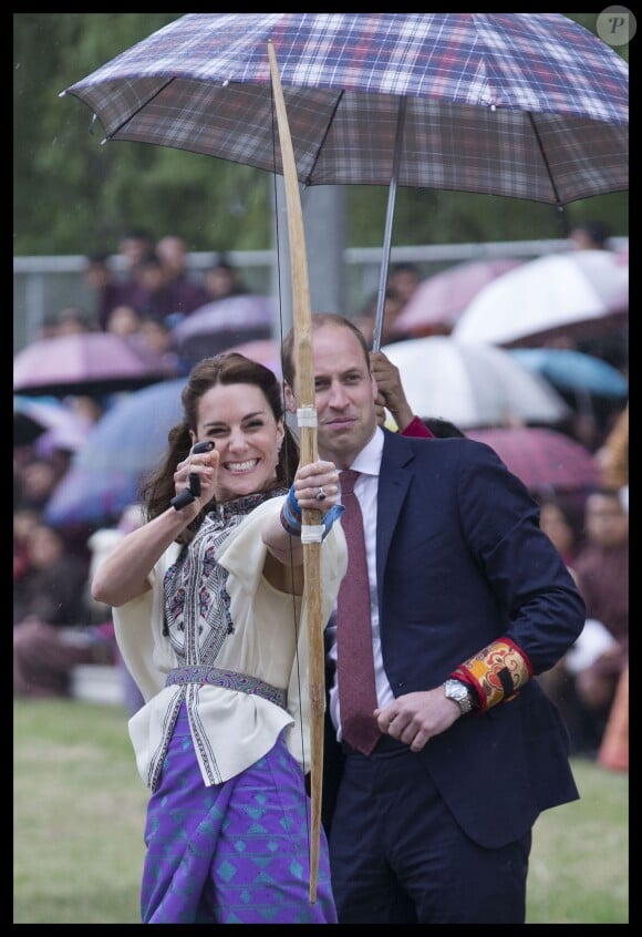 Kate Catherine Middleton, duchesse de Cambridge, s'exerce au tir à l'arc sous l'oeil amusé du prince William, duc de Cambridge, à Thimphou, à l'occasion de leur voyage officiel au Bhoutan. Le 14 avril 2016 © Stephen Lock / Zuma Press / Bestimage 14/04/2016 - Thimphou