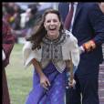 Kate Catherine Middleton, duchesse de Cambridge, s'exerce au tir à l'arc sous l'oeil amusé du prince William, duc de Cambridge, à Thimphou, à l'occasion de leur voyage officiel au Bhoutan. Le 14 avril 2016 © Stephen Lock / Zuma Press / Bestimage 14/04/2016 - Thimphou