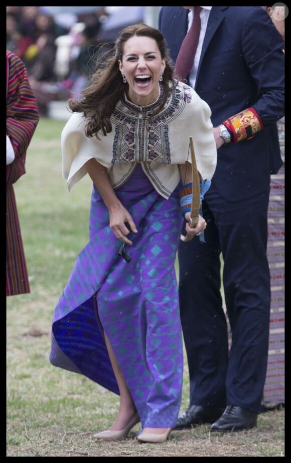 Kate Catherine Middleton, duchesse de Cambridge, s'exerce au tir à l'arc sous l'oeil amusé du prince William, duc de Cambridge, à Thimphou, à l'occasion de leur voyage officiel au Bhoutan. Le 14 avril 2016 © Stephen Lock / Zuma Press / Bestimage 14/04/2016 - Thimphou
