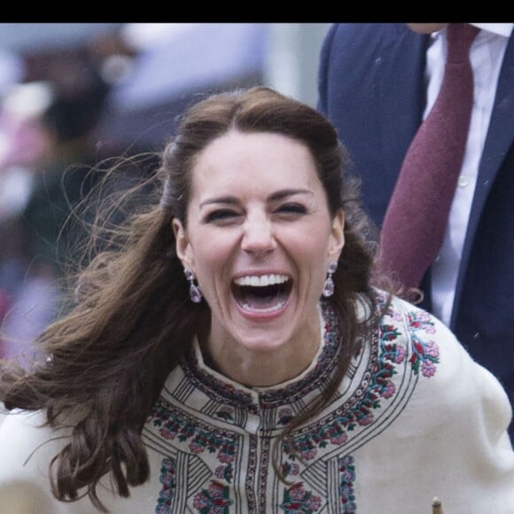 Kate Catherine Middleton, duchesse de Cambridge, s'exerce au tir à l'arc sous l'oeil amusé du prince William, duc de Cambridge, à Thimphou, à l'occasion de leur voyage officiel au Bhoutan. Le 14 avril 2016 © Stephen Lock / Zuma Press / Bestimage 14/04/2016 - Thimphou