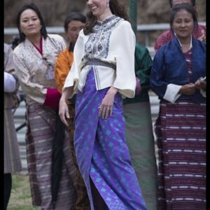 Kate Catherine Middleton, duchesse de Cambridge, s'exerce au tir à l'arc sous l'oeil amusé du prince William, duc de Cambridge, à Thimphou, à l'occasion de leur voyage officiel au Bhoutan. Le 14 avril 2016 © Stephen Lock / Zuma Press / Bestimage 14/04/2016 - Thimphou