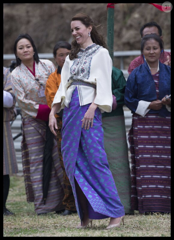 Kate Catherine Middleton, duchesse de Cambridge, s'exerce au tir à l'arc sous l'oeil amusé du prince William, duc de Cambridge, à Thimphou, à l'occasion de leur voyage officiel au Bhoutan. Le 14 avril 2016 © Stephen Lock / Zuma Press / Bestimage 14/04/2016 - Thimphou