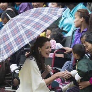 Kate Catherine Middleton, duchesse de Cambridge, s'exerce au tir à l'arc sous l'oeil amusé du prince William, duc de Cambridge, à Thimphou, à l'occasion de leur voyage officiel au Bhoutan. Le 14 avril 2016 © Stephen Lock / Zuma Press / Bestimage 14/04/2016 - Thimphou