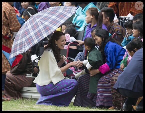 Kate Catherine Middleton, duchesse de Cambridge, s'exerce au tir à l'arc sous l'oeil amusé du prince William, duc de Cambridge, à Thimphou, à l'occasion de leur voyage officiel au Bhoutan. Le 14 avril 2016 © Stephen Lock / Zuma Press / Bestimage 14/04/2016 - Thimphou