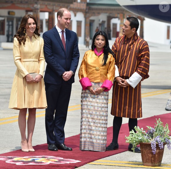 Le prince William, duc de Cambridge, et Kate Catherine Middleton, duchesse de Cambridge, arrivent à l'aéroport de Paro, à l'occasion de leur voyage au Bhoutan. Le 14 avril 2016. Ils sont accueillis par la princesse Chimi Yangzom Wangchuck et son mari Dasho Sangay Wangchuck. La princesse est la fille du roi du Bhoutan.  14 April 2016. The Duke and Duchess of Cambridge arrive at Paro International Airport in Bhutan for a two-day visit.14/04/2016 - Paro