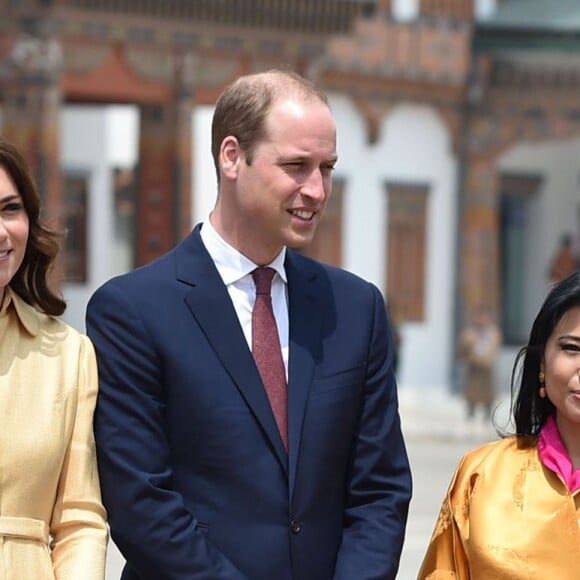 Le prince William, duc de Cambridge, et Kate Catherine Middleton, duchesse de Cambridge, arrivent à l'aéroport de Paro, à l'occasion de leur voyage au Bhoutan. Le 14 avril 2016. Ils sont accueillis par la princesse Chimi Yangzom Wangchuck et son mari Dasho Sangay Wangchuck. La princesse est la fille du roi du Bhoutan.  14 April 2016. The Duke and Duchess of Cambridge arrive at Paro International Airport in Bhutan for a two-day visit.14/04/2016 - Paro