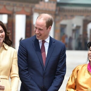 Le prince William, duc de Cambridge, et Kate Catherine Middleton, duchesse de Cambridge, arrivent à l'aéroport de Paro, à l'occasion de leur voyage au Bhoutan. Le 14 avril 2016. Ils sont accueillis par la princesse Chimi Yangzom Wangchuck et son mari Dasho Sangay Wangchuck. La princesse est la fille du roi du Bhoutan.  14 April 2016. The Duke and Duchess of Cambridge arrive at Paro International Airport in Bhutan for a two-day visit.14/04/2016 - Paro