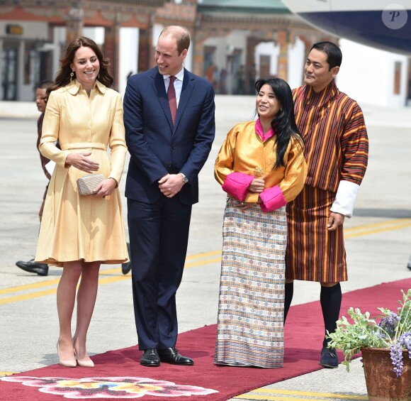 Le prince William, duc de Cambridge, et Kate Catherine Middleton, duchesse de Cambridge, arrivent à l'aéroport de Paro, à l'occasion de leur voyage au Bhoutan. Le 14 avril 2016. Ils sont accueillis par la princesse Chimi Yangzom Wangchuck et son mari Dasho Sangay Wangchuck. La princesse est la fille du roi du Bhoutan.  14 April 2016. The Duke and Duchess of Cambridge arrive at Paro International Airport in Bhutan for a two-day visit.14/04/2016 - Paro