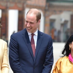 Le prince William, duc de Cambridge, et Kate Catherine Middleton, duchesse de Cambridge, arrivent à l'aéroport de Paro, à l'occasion de leur voyage au Bhoutan. Le 14 avril 2016. Ils sont accueillis par la princesse Chimi Yangzom Wangchuck et son mari Dasho Sangay Wangchuck. La princesse est la fille du roi du Bhoutan.  14 April 2016. The Duke and Duchess of Cambridge arrive at Paro International Airport in Bhutan for a two-day visit.14/04/2016 - Paro