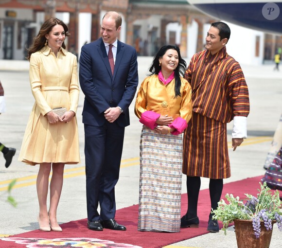 Le prince William, duc de Cambridge, et Kate Catherine Middleton, duchesse de Cambridge, arrivent à l'aéroport de Paro, à l'occasion de leur voyage au Bhoutan. Le 14 avril 2016. Ils sont accueillis par la princesse Chimi Yangzom Wangchuck et son mari Dasho Sangay Wangchuck. La princesse est la fille du roi du Bhoutan.  14 April 2016. The Duke and Duchess of Cambridge arrive at Paro International Airport in Bhutan for a two-day visit.14/04/2016 - Paro