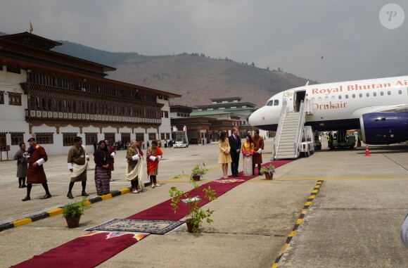 Le prince William, duc de Cambridge, et Kate Catherine Middleton, duchesse de Cambridge, arrivent à l'aéroport de Paro, à l'occasion de leur voyage au Bhoutan. Le 14 avril 2016. Ils sont accueillis par la princesse Chimi Yangzom Wangchuck et son mari Dasho Sangay Wangchuck. La princesse est la fille du roi du Bhoutan.  14 April 2016. The Duke and Duchess of Cambridge arrive at Paro International Airport in Bhutan for a two-day visit.14/04/2016 - Paro
