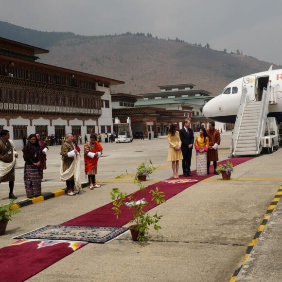 Le prince William, duc de Cambridge, et Kate Catherine Middleton, duchesse de Cambridge, arrivent à l'aéroport de Paro, à l'occasion de leur voyage au Bhoutan. Le 14 avril 2016. Ils sont accueillis par la princesse Chimi Yangzom Wangchuck et son mari Dasho Sangay Wangchuck. La princesse est la fille du roi du Bhoutan.  14 April 2016. The Duke and Duchess of Cambridge arrive at Paro International Airport in Bhutan for a two-day visit.14/04/2016 - Paro