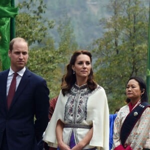 Le prince William, duc de Cambridge, et Kate Catherine Middleton, duchesse de Cambridge, arrivent à la cérémonie de bienvenue au monastère Tashichhodzong à Thimphu, à l'occasion de leur voyage au Bhoutan. Le couple princier sera reçu en audience privée par le roi Jigme Khesar Namgyel Wangchuck et la reine Jetsun Pema. Le 14 avril 2016  14 April 2016. Prince William, Duke of Cambridge and his wife Catherine, Duchess of Cambridge with King Jigme Khesar Namgyel Wangchuck and Queen Jetson Pema at a Buddhist Temple inside the Tashichodzong in Thimphu.14/04/2016 - Thimphu