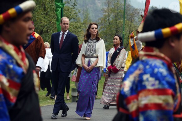 Le prince William, duc de Cambridge, et Kate Catherine Middleton, duchesse de Cambridge, arrivent à la cérémonie de bienvenue au monastère Tashichhodzong à Thimphu, à l'occasion de leur voyage au Bhoutan. Le couple princier sera reçu en audience privée par le roi Jigme Khesar Namgyel Wangchuck et la reine Jetsun Pema. Le 14 avril 2016  14 April 2016. Prince William, Duke of Cambridge and his wife Catherine, Duchess of Cambridge with King Jigme Khesar Namgyel Wangchuck and Queen Jetson Pema at a Buddhist Temple inside the Tashichodzong in Thimphu.14/04/2016 - Thimphu
